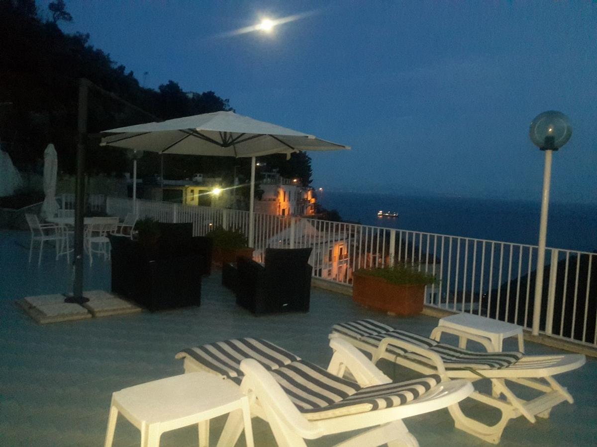 Le Terrazze Di Cristina Bed & Breakfast Vietri Bagian luar foto